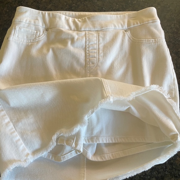 Chico's No Stain Pull-on Fray Hem Skort - Picture 4 of 6